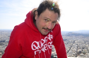 Ο Τάκι Τσαν απαντά σε 31 ερωτήσεις για την Αθήνα και τη ζωή του στην πόλη. 