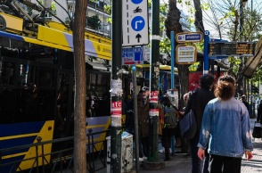 Τρόλεϊ στη στάση και πολίτες που αναμένουν την επιβίβασή τους