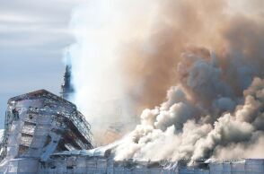 Δανία: Καταστράφηκε από πυρκαγιά το παλιό Χρηματιστήριο της Κοπεγχάγης - 400 χρόνια πολιτιστικής κληρονομιάς τυλίχτηκαν στις φλόγες.