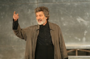 Ο Γιάννης Φέρτης σε θεατρική παράσταση το 2007