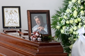 Η φωτογραφία του Γιάννη Φέρτη στο φέρετρό του στο Α' Νεκροταφείο Αθηνών και δίπλα μερικά λουλούδια