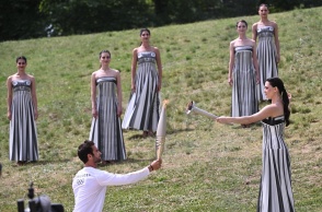 Στιγμιότυπο από την τελετή άφης της Ολυμπιακής Φλόγας - Η Πρωθιέρεια ανάβει τη δάδα