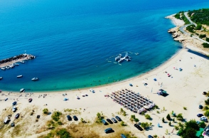 Παραλία σε ελληνικό νησί το καλοκαίρι