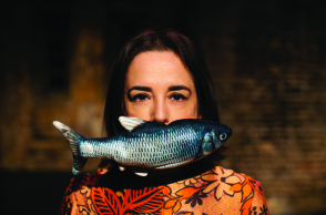 «Δαγκώνει;» της Όλγας Ποζέλη στο Θέατρο Φούρνος