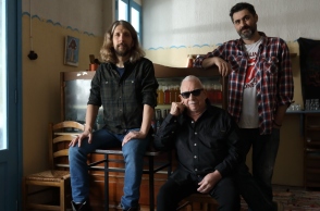 Alex Sid, Quasamodo κι Eric Burdon στο τραγούδι «Don't Εver Leave» για τη σειρά «Η Παραλία», σε σκηνοθεσία Στέφανου Μπλάτσου