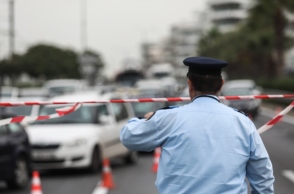 Τροχονόμος επιβάλλει κυκλοφοριακές ρυθμίσεις στον δρόμο