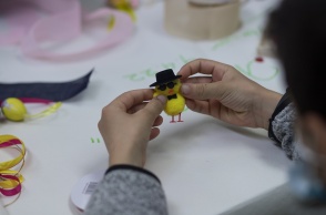 Παιδάκι έχει δημιουργήσει κοτοπουλάκι σε πασχαλινή εκδήλωση