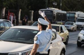 Τροχονόμος ρυθμίζει την κυκλοφορία