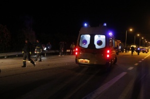 Ασθενοφόρο του ΕΚΑΒ και όχημα της Πυροσβεστικής σε σημείο όπου έγινε τροχαίο δυστύχημα βραδινή ώρα