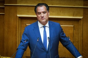 Ο υπουργός Υγείας Άδωνις Γεωργιάδης από το βήμα της Βουλής 