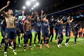 Οι παίκτες της Ρεάλ Μαδρίτης πανηγυρίζουν την πρόκριση στα ημιτελικά του Τσάμπιονς Λιγκ