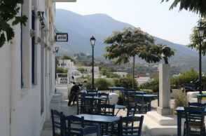 Καρέκλες και τραπέζια σε κατάστημα εστίασης στην Σίφνο