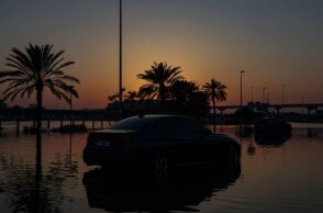 Αυτοκίνητο σε πλημμυρισμένο δρόμο στο Ντουμπάι