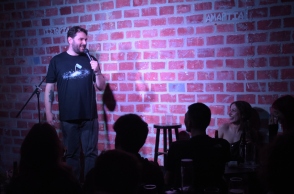 Πάρις Ρούπος: «Ναι» στο χιούμορ, «ΟΧΙ ΜΑΝΑΔΕΣ»