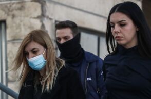 Δίκη Πισπιρίγκου: Κατέθεσε η αδελφή της κατηγορούμενης για τους θανάτους της Μαλένας και της Ίριδας - Περιέπεσε σε αντιφάσεις σύμφωνα με την εισαγγελέα.
