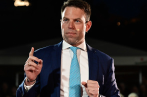 Ο Στέφανος Κασσελάκης, το πόθεν έσχες του, τα επικοινωνιακά του τρικ και η επανάκαμψη του λαϊκισμού