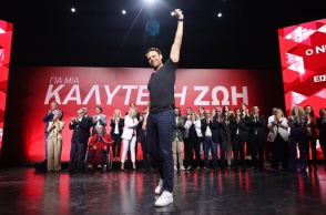 Ο πρόεδρος του ΣΥΡΙΖΑ, Στέφανος Κασσελάκης, υψώνει το χέρι του δίνοντας μήνυμα νίκης μετά την παρουσίαση των υποψηφίων για τις Ευρωεκλογές 2024