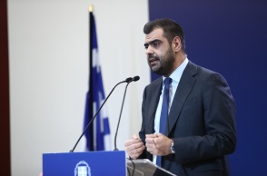 Ο κυβερνητικός εκπρόσωπος, Παύλος Μαρινάκης, κατά τη διάρκεια της ενημέρωσης των πολιτικών συντακτών