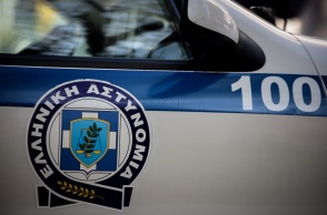 Περιπολικό της ΕΛ.ΑΣ. με το τηλέφωνο κλήσης στην άμεση δράση «100»