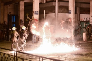 Μολότοφ κατά αστυνομικών στα Εξάρχεια