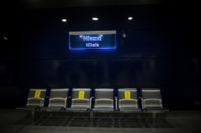 Εικόνα από τον σταθμό του μετρό «Νίκαια» - Η ταμπέλα του σταθμού πάνω από θέσεις για να κάτσουν επιβάτες