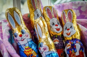 Κατάστημα με πασχαλινά είδη και σοκολατένια αβγά