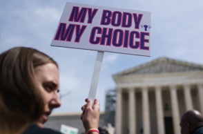 Γυναίκα διαμαρτύρεται για το δικαίωμα στην άμβλωση στις ΗΠΑ