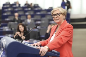 Η Ιρλανδή ευρωβουλεύτρια, Frances Fitzgerald, εισηγήτρια της οδηγίας για τη βία κατά των γυναικών κατά την τοποθέτησή της στην Ολομέλεια του Ευρωπαϊκού Κοινοβουλίου στο Στρασβούργο