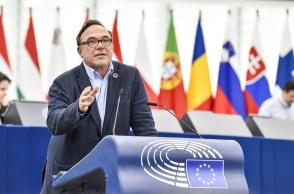 Ο ευρωβουλευτής και πρόεδρος του κόμματος «ΚΟΣΜΟΣ», Πέτρος Κόκκαλης κατά τη διάρκεια τοποθέτησής του στο Ευρωπαϊκό Κοινοβούλιο