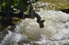 Βρύση με νερό