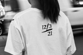 Κοπέλα φορά μπλούζα με την ημερομηνία θανάτου του 22χρονου Ιάσονα