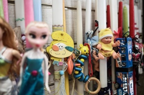 Λαμπάδες με διάφορα διακοσμητικά κρεμασμένες σε κατάστημα