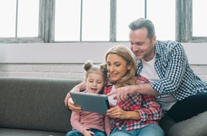 χαρούμενη οικογένεια σε σπίτι 