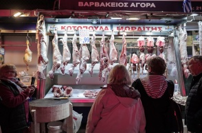 Κρεμασμένα στα τσιγγέλια αμνοερίφια