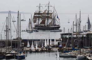 Με το εμβληματικό ιστιοφόρο «Belem» αναχώρησε η Ολυμπιακή Φλόγα από τον Πειραιά για το λιμάνι της Μασσαλίας και τους Ολυμπιακούς Αγώνες 2024.