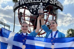 Cheerleading: Το πρώτο μετάλλιο σε παγκόσμιο πρωτάθλημα πανηγυρίζει η Ελλάδα - Οι Άννα Γερογιάν και Θωμαή Θανάση στο τρίτο σκαλί του βάθρου. 