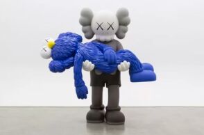 «KAWS + Warhol»: Κοινή έκθεση έργων του Άντι Γουόρχολ και του KAWS στο μουσείο του πρωτοπόρου της ποπ αρτ στις ΗΠΑ.