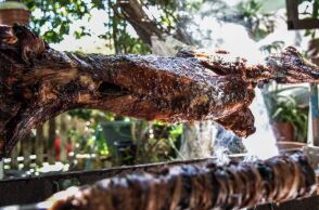 Αρνί στη σούβλα και κοκορέτσι