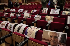 Φωτογραφίες των νεκρών της φονικής πυρκαγιάς στο Μάτι στα καθίσματα του δικαστηρίου