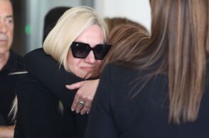 Συγγενείς θυμάτων της πυρκαγιάς στο Μάτι έξω από τα δικαστήρια