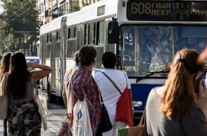 Πολίτες αναμένουν την άφιξη του λεωφορείου στη στάση