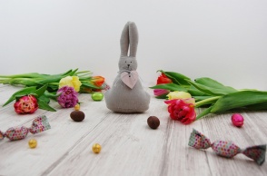 Λαγουδάκι, πασχαλινά σοκολατένια αυγά και τουλίπες σε τραπέζι