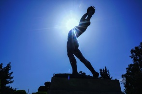 Ακτίνες του ήλιου πίσω από άγαλμα στο κέντρο της Αθήνας