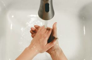 Χέρια πλένονται σε νιπτήρα