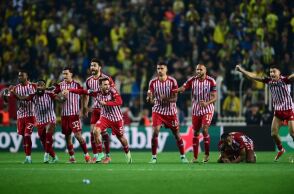 Οι παίκτες του Ολυμπιακού πανηγυρίζουν την πρόκριση επί της Φενέρμπαχτσε