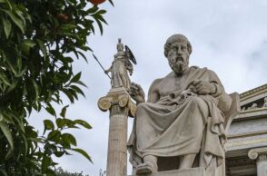 Πλάτωνας: Πάπυροι «έδειξαν» τον τόπο ταφής του Έλληνα φιλοσόφου και αποκάλυψαν πώς πέρασε τις τελευταίες του ώρες.