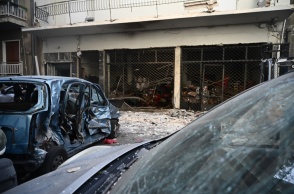 Οι ζημιές μετά από την έκρηξη βόμβας σε κάβα στην Καλλιθέα