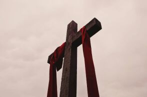 Ξυλινος σταυρος με κοκκινα πανια