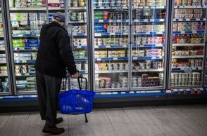 Ηλικιωμένος ψωνίζει σε σούπερ μάρκετ