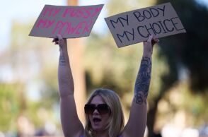 ΗΠΑ: Η κυβερνήτρια της Αριζόνα καταργεί τον νόμο του 1864 που απαγόρευε την άμβλωση - Εγκρίθηκε από τη Γερουσία το κείμενο. 